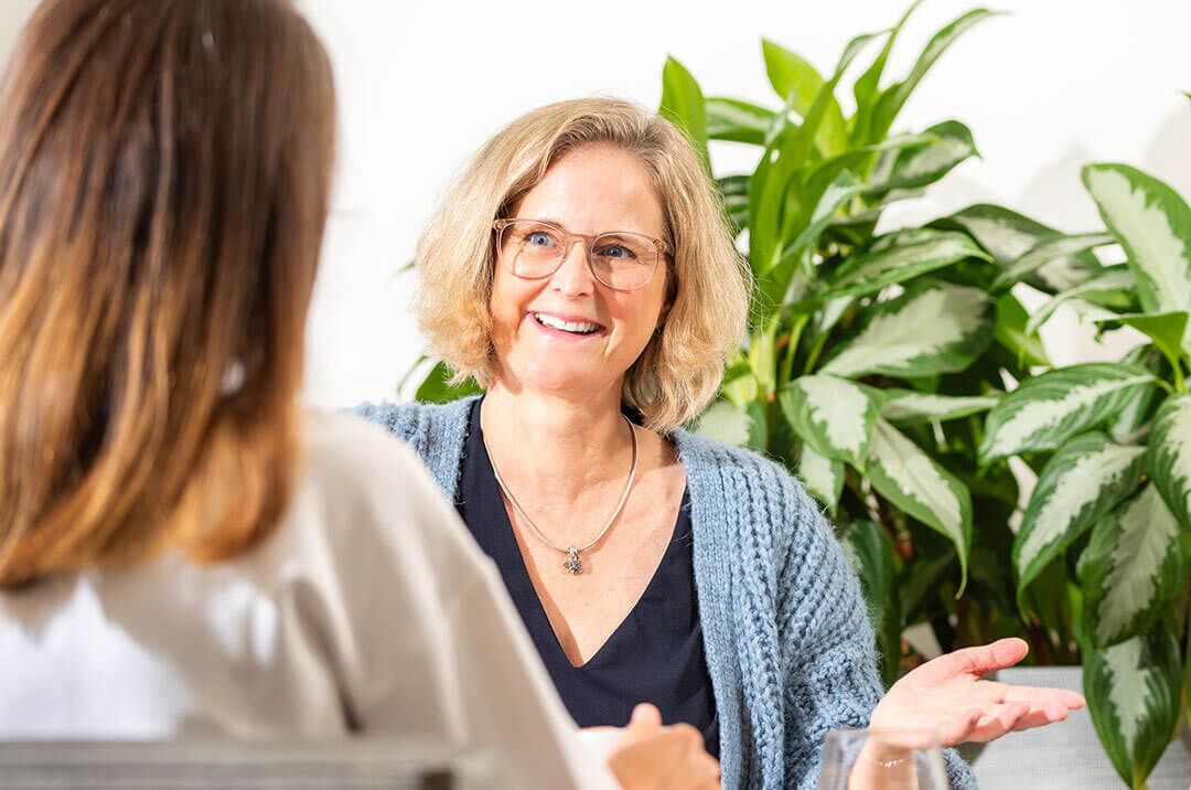Beratung einer Unternehmerin: Kerstin Angermeier berät eine Kundin in einer Coaching-Session.